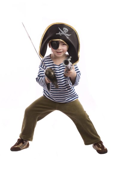 Ein kleines Kind im Piratenkostüm mit Augenklappe und Spielzeugschwert.